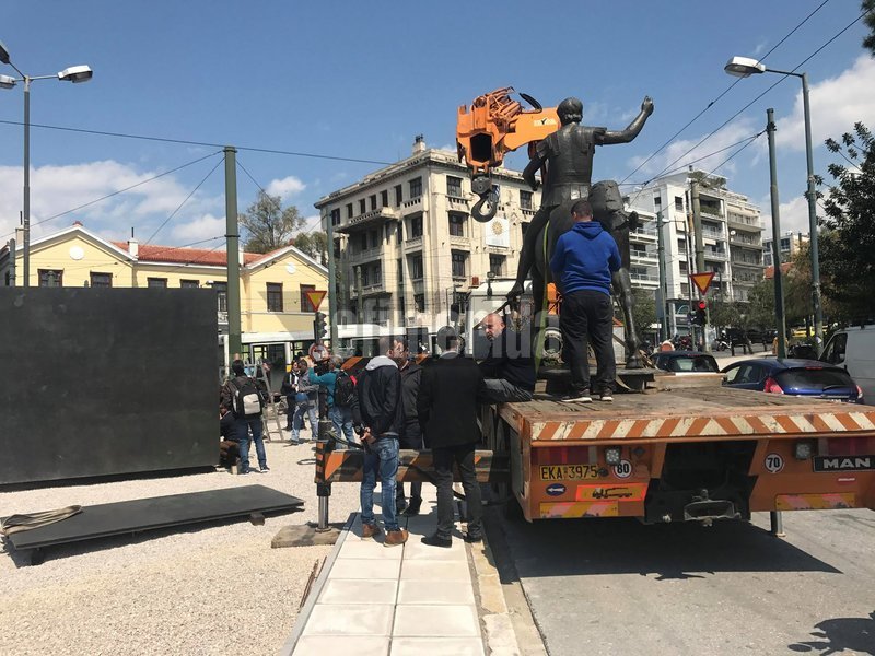 Συνεργεία ετοιμάζονται να κατεβάσουν το άγαλμα από τον γερανό