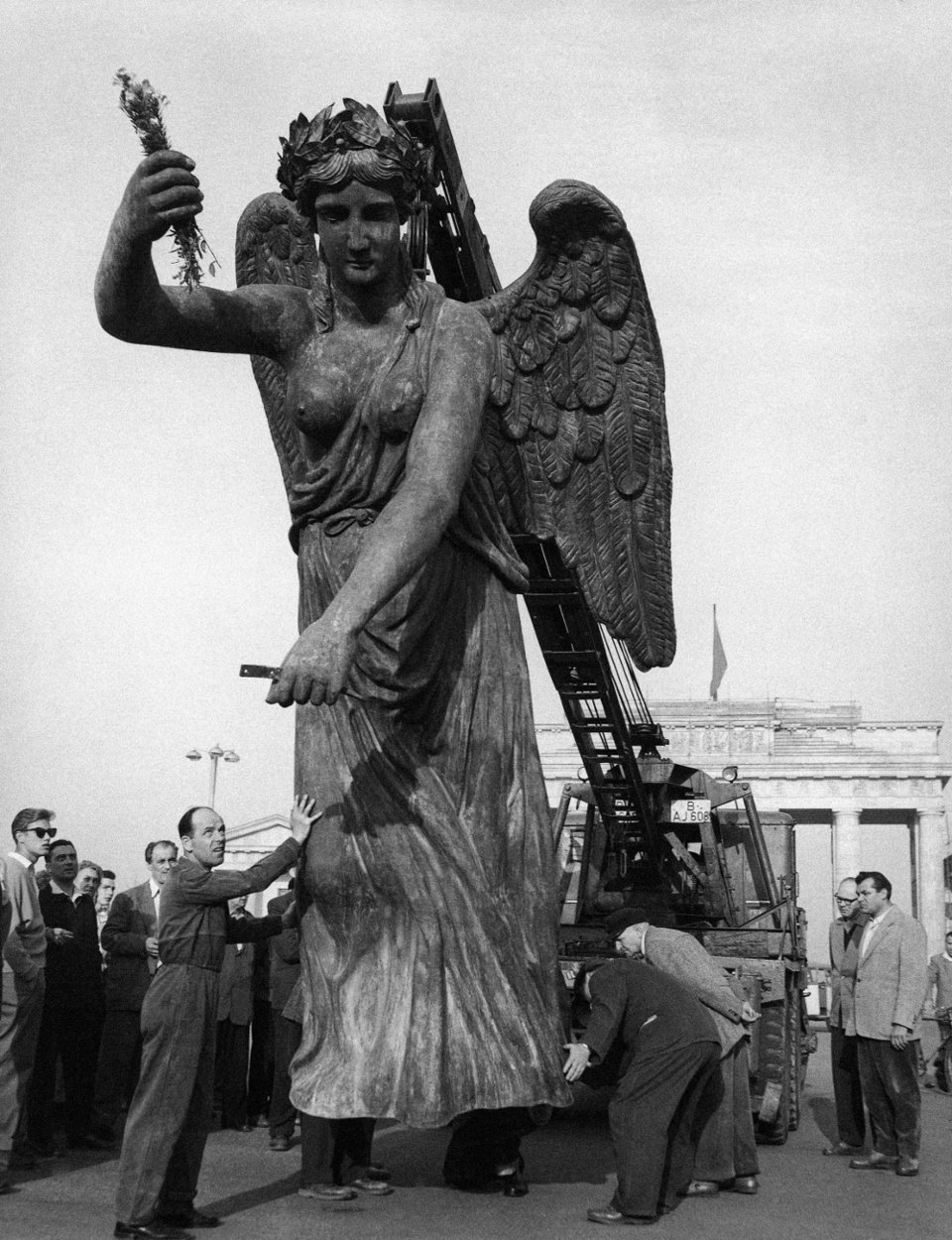 Ασπρόμαυρη φωτογραφία στη Γερμανία με το άγαλμα της Θεάς Νίκης στο Βερολίνο
