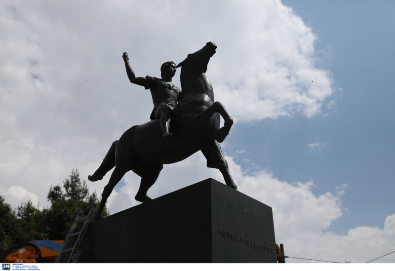 Το άγαλμα του Μεγάλου Αλεξάνδρου, φωτογραφική λήψη από την κάτω πλευρά