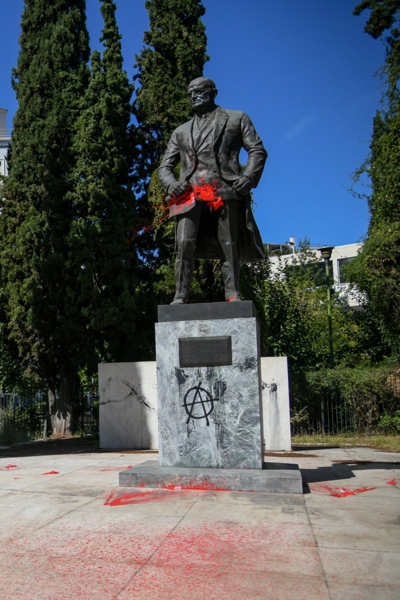 Κόκκινες μπογιές στο άγαλμα του Τρούμαν