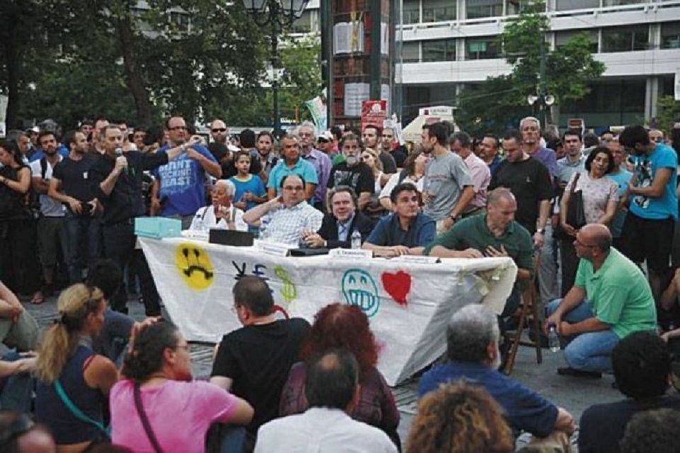 Οι κ. Καζάκης, Κατρούγκαλος, Τσακαλώτος και Βαρουφάκης στην Πλατεία Συντάγματος με τους «Αγανακτισμένους»