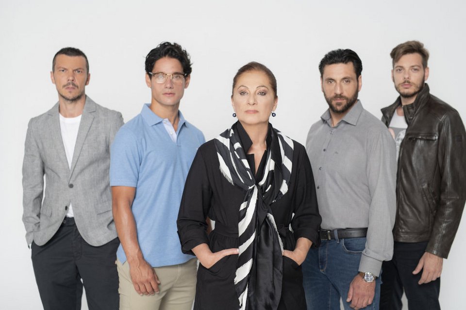 Η Φιλαρέτη Κομνηνού και οι τηλεοπτικοί της γιοί (Από αριστερά: Ιωάννης Παπαζήσης, Πάνος Βλάχος, Γιώργος Χρυσοστόμου και Αλέξανδρος Πέρρος) στη σειρά «Αγγελική»