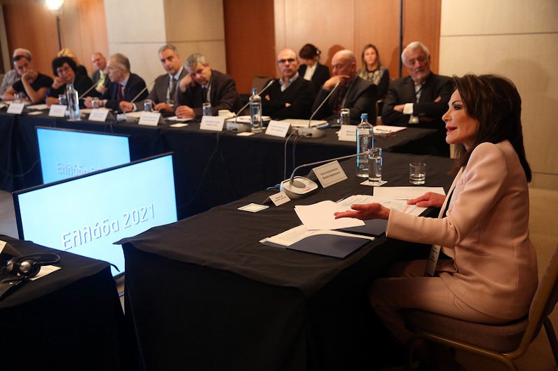 Η Γιάννα Αγγελοπούλου απευθύνεται στα μέλη της επιτροπής Ελλάδα 2021 στην πρώτη συνεδρίαση της