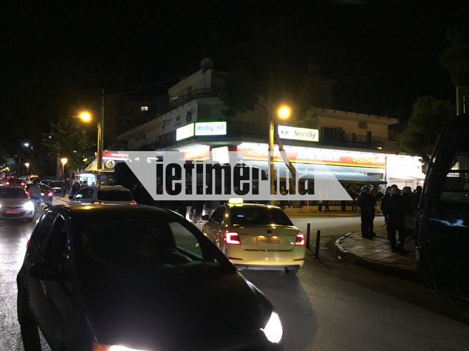 Διερχόμενα αυτοκίνητα στο σημείο όπου βρέθηκαν άνδρες των ΜΑΤ στην Αγία Παρασκευή
