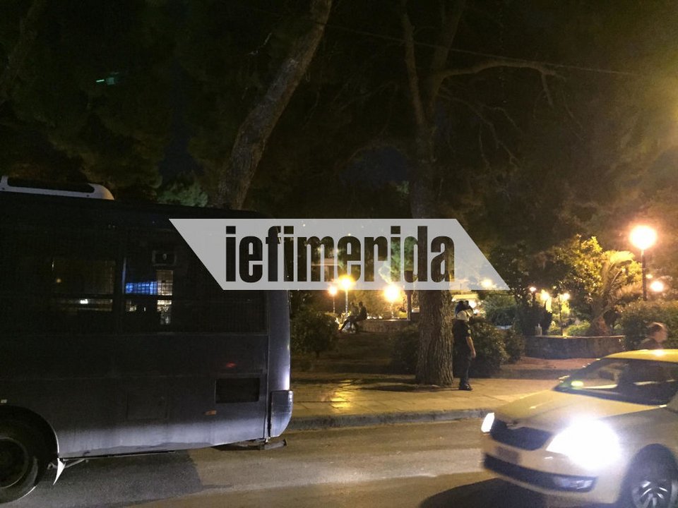 Κλούβα των ΜΑΤ στην πλατεία Αγίου Ιωάννου στην Αγία Παρασκευή μπροστά από ταξί