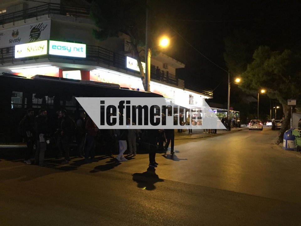 Κινητικότητα το βράδυ της Τετάρτης στην Αγία Παρασκευή στην πλατεία Αγίου Ιωάννου, με σταθμευμένες κλούβες των ΜΑΤ πέριξ της περιοχής