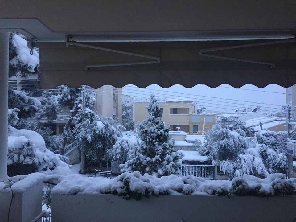Στα λευκά η Αγία Παρασκευή / Φωτογραφία: iefimerida.gr
