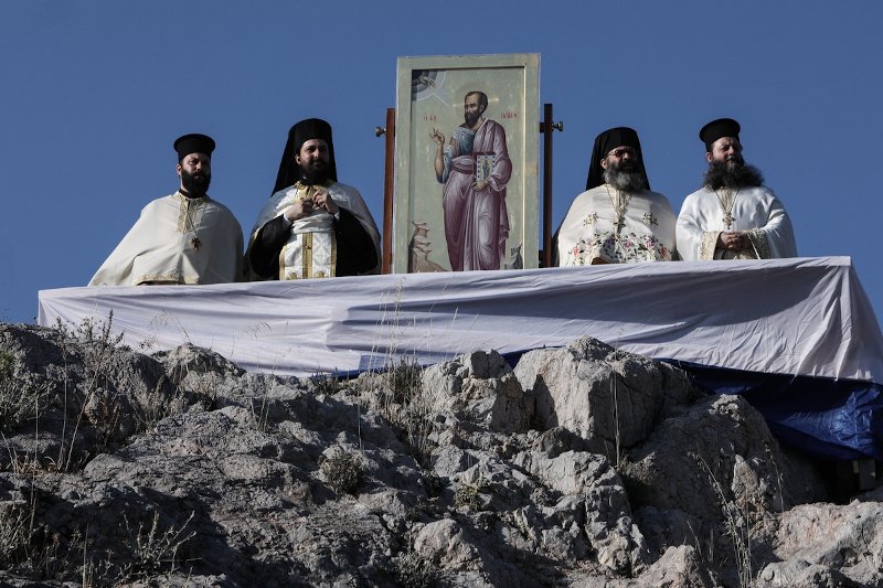 Ιερείς με την εικόνα του Αγίου Παύλου