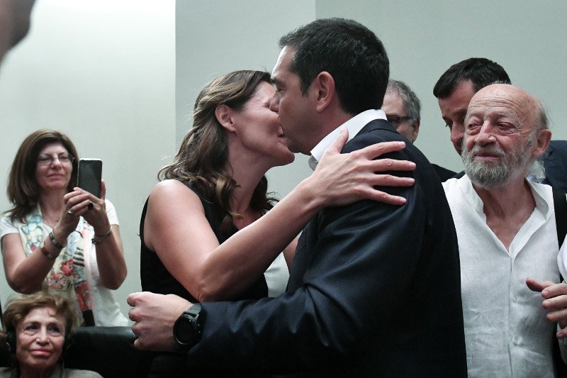 Η αγκαλιά της Περιστέρας Μπαζιάνα στον Αλέξη Τσίπρα