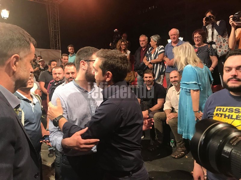 Η αγκαλιά του Αλέξη Τσίπρα με τον Νάσο Ηλιόπουλο