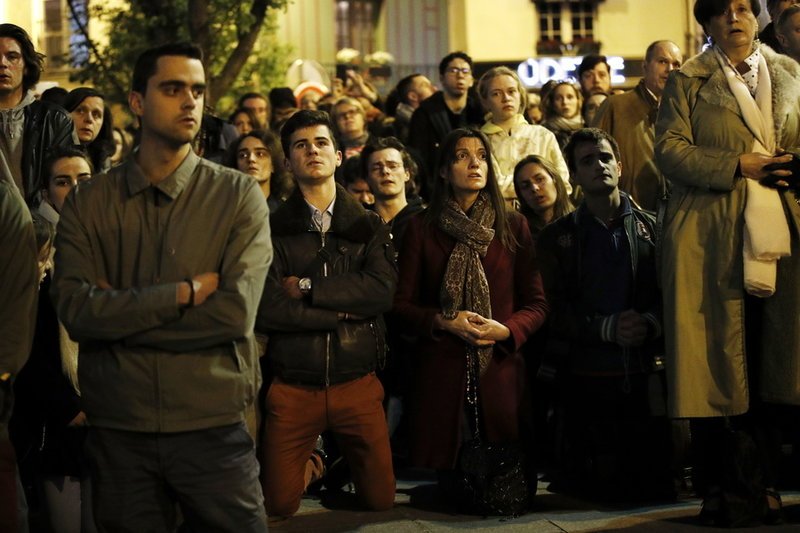 Γάλλοι αγωνιούν για την Παναγία των Παρισίων