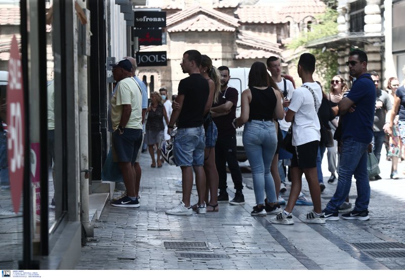 Ουρές έξω από καταστήματα εν μέσω πανδημίας