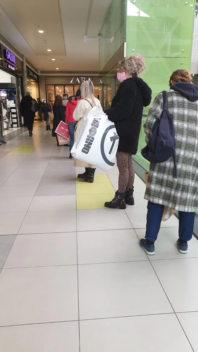 Ουρές στο «Athens Metro Mall»