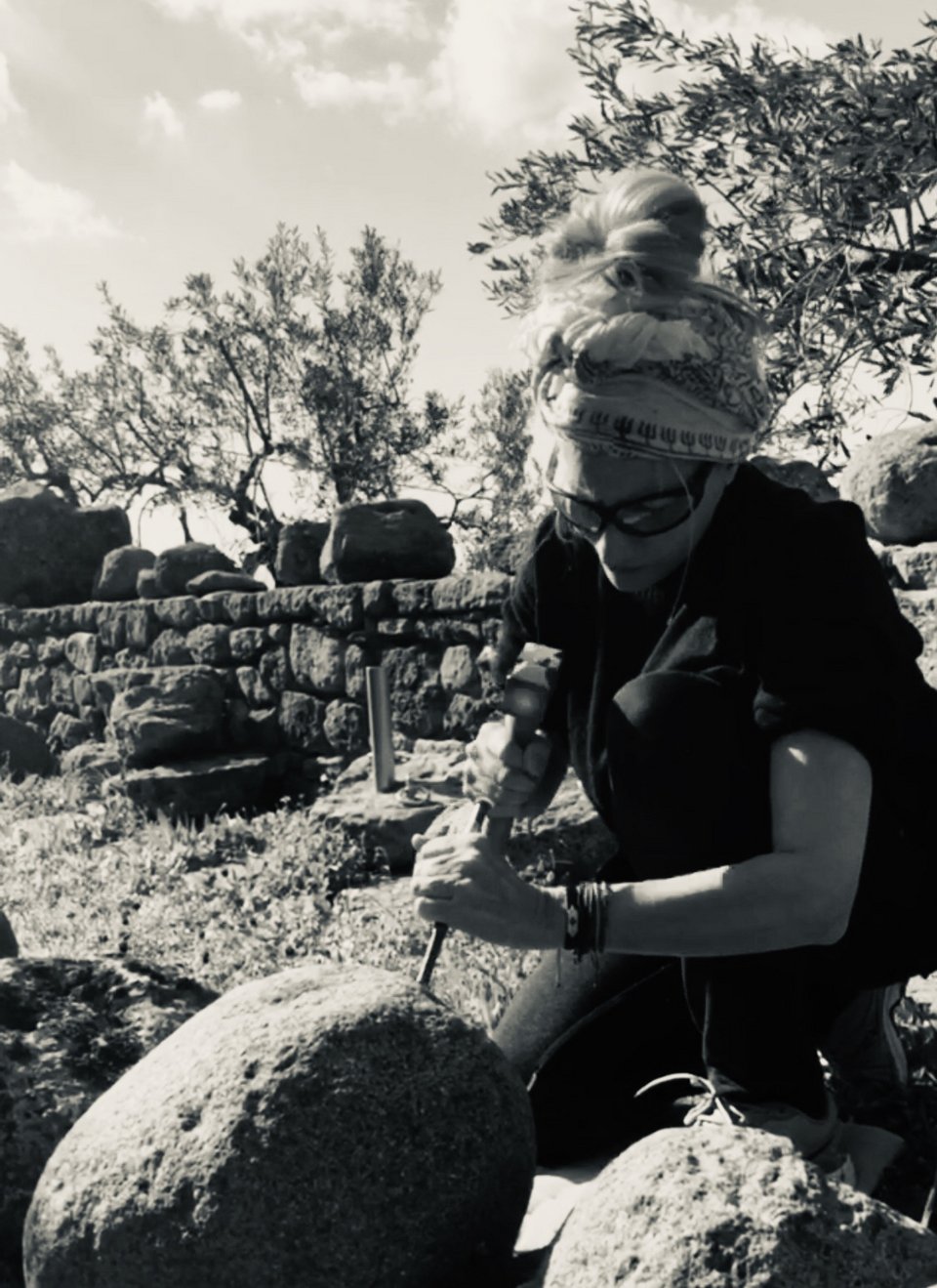 Όταν ο καιρός είναι καλός δουλεύω στο εργαστήριο μου, έξω, τις πέτρες μου. Έχω ξεκινήσει εφτά καινούργια κεφάλια που τα δουλεύω ταυτόχρονα. Σωματική εκτόνωση.
