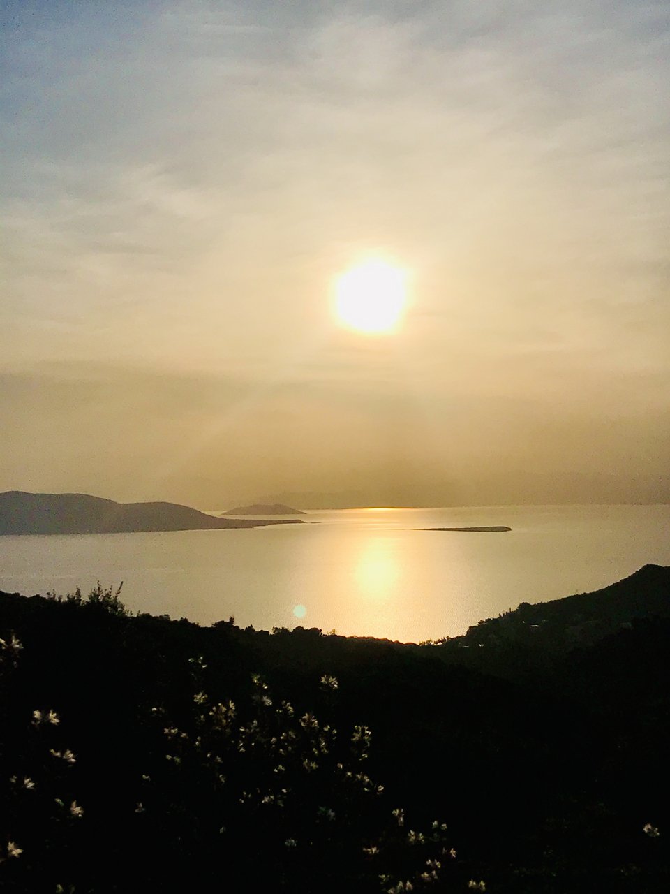 Σκέφτομαι ακόμα πως μέσα μας υπάρχουν όλα. Φως και σκοτάδι. Δύναμη κ αδυναμία. Θάρρος και φόβος. Ελπίδα και απελπισία.
