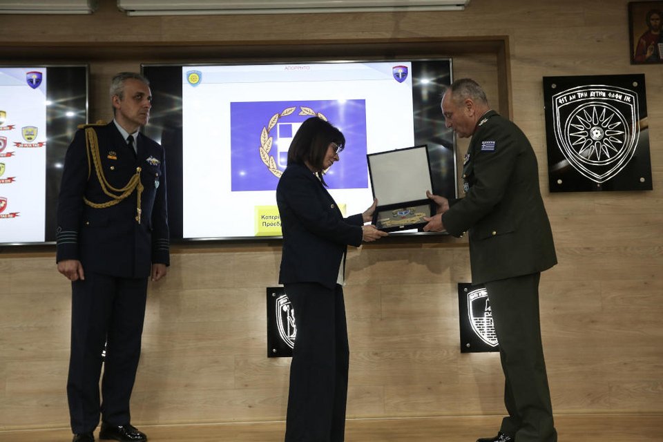Η Πρόεδρος της Δημοκρατίας Κατερίνα Σακελλαροπούλου επισκέφθηκε το Δ' Σώμα Στρατού στην Ξάνθη και παρέλαβε τιμητική πλακέτα