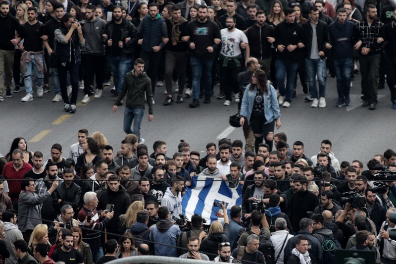 Η αιματοβαμμένη σημαία στην πορεία του Πολυτεχνείου έξω από την Αμερικανική πρεσβεία