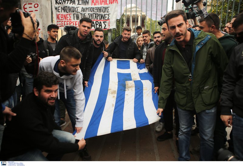 Οι φοιτητές με την αιματοβαμμένη σημαία την πορεία του Πολυτεχνείου / Φωτογραφία: INTIME NEWS