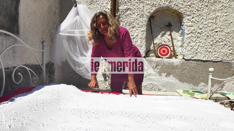 Ιδιοκτήτρια Airbnb στρώνει κρεβάτι