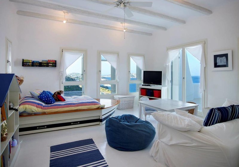 Μια από τις κρεβατοκάμαρες του «τσουχτερού» Airbnb της Μυκόνου