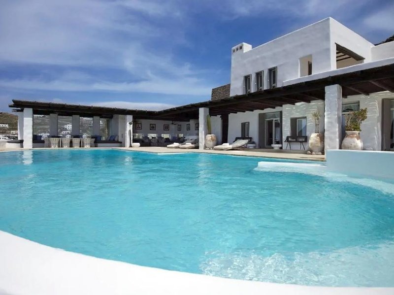 Η μεγάλη πισίνα του Airbnb της Μυκόνου