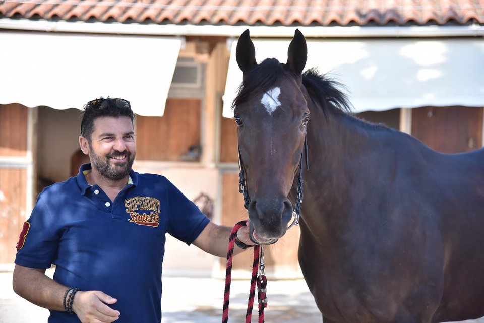 O προπονητής Χρήστος Σταύρου με τον ίππο ΑΛΑΝΑΡΙ