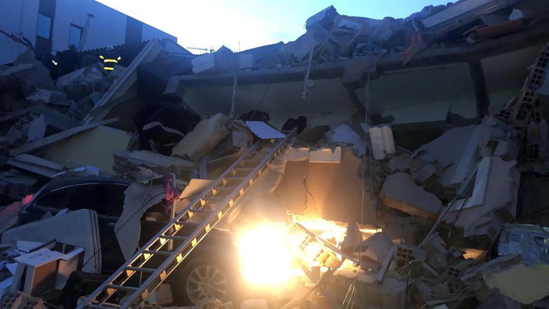 Αυτοκίνητα χάθηκαν κάτω από τα ισοπεδωμένα κτίρια