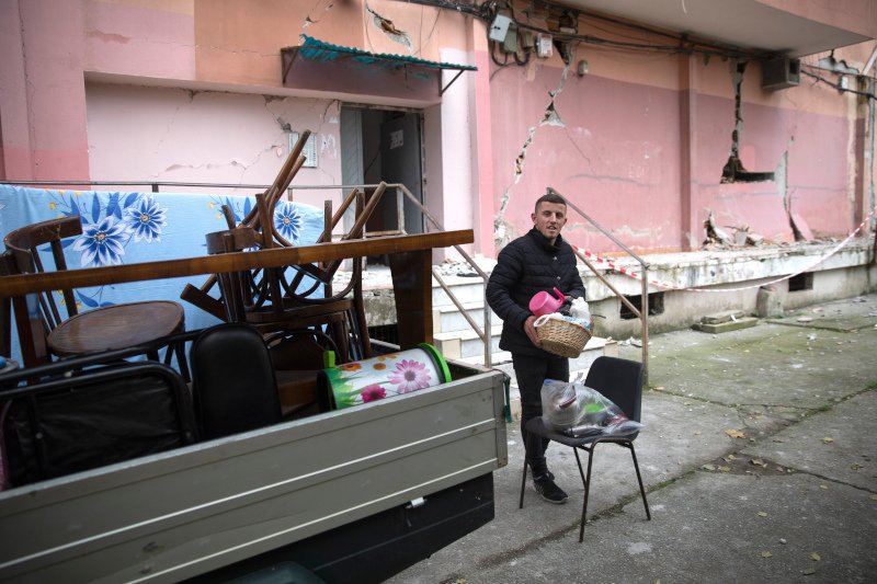 Νεαρός φορτώνει σε φορτηγάκι ό,τι μπορεί από το σπίτι του που υπέστη σοβαρές ζημιές από τον σεισμό / Φωτογραφία: ΑΡ