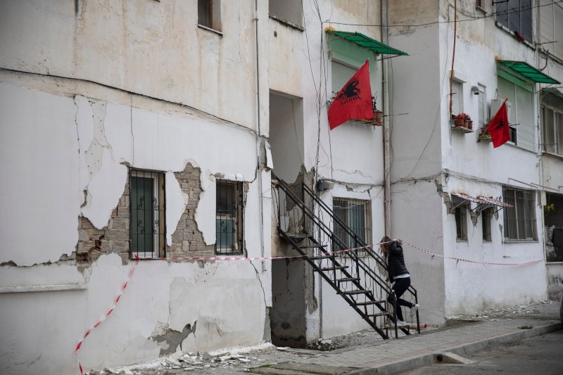 Σημαίες της Αλβανίας σε σπίτια με ρωγμές