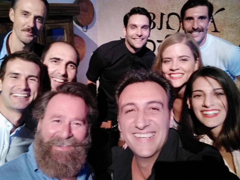 Ο Γιώργος Αλεξανδρής (κάτω δεξιά) με το καστ από τις Άγριες Μέλισσες
