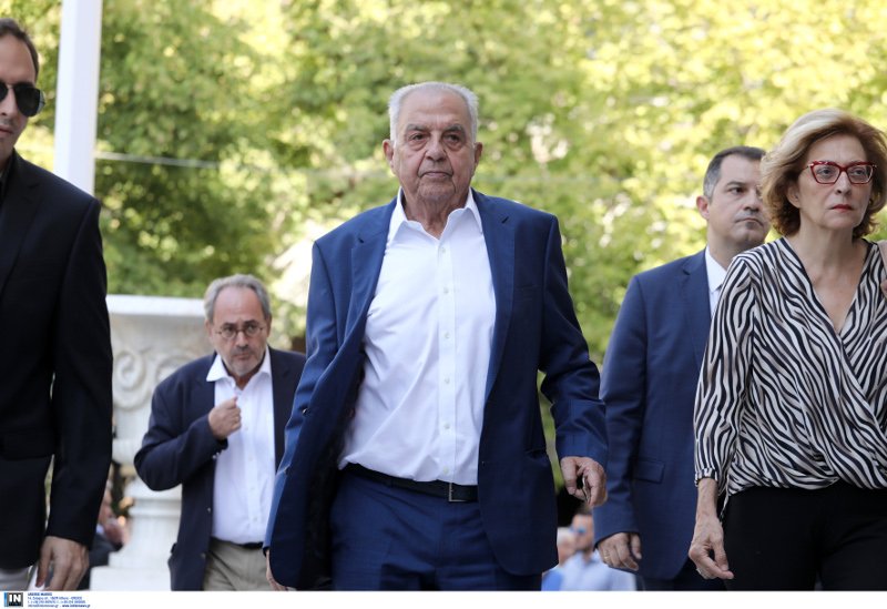 Ο Αλέκος Φλαμπουράρης στην κηδεία του Αντώνη Λιβάνη