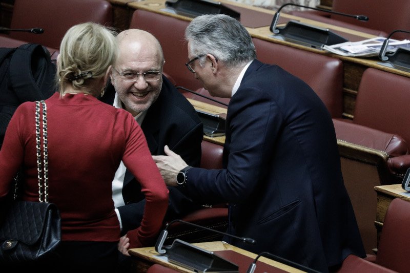 Με χαμόγελα υποδέχθηκαν τον Τ. Αλεξιάδη οι συνάδελφοί του/ Φωτογραφία: EUROKINISSI/ΓΙΩΡΓΟΣ ΚΟΝΤΑΡΙΝΗΣ