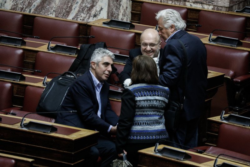 «Πηγαδάκια» με διάφορους βουλευτές είχε ο Τ. Αλεξιάδης στη Βουλή Φωτογραφία: EUROKINISSI/ΓΙΩΡΓΟΣ ΚΟΝΤΑΡΙΝΗΣ