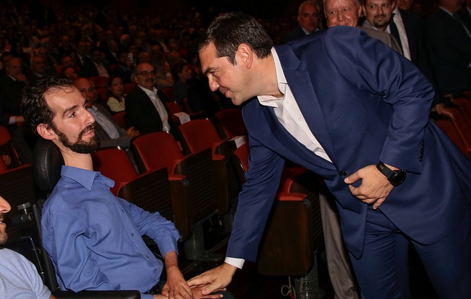 Ο Αλέξης Τσίπρας ακουμπά το χέρι του ευρωβουλευτή της ΝΔ, Στέλιου Κυμπουρόπουλου