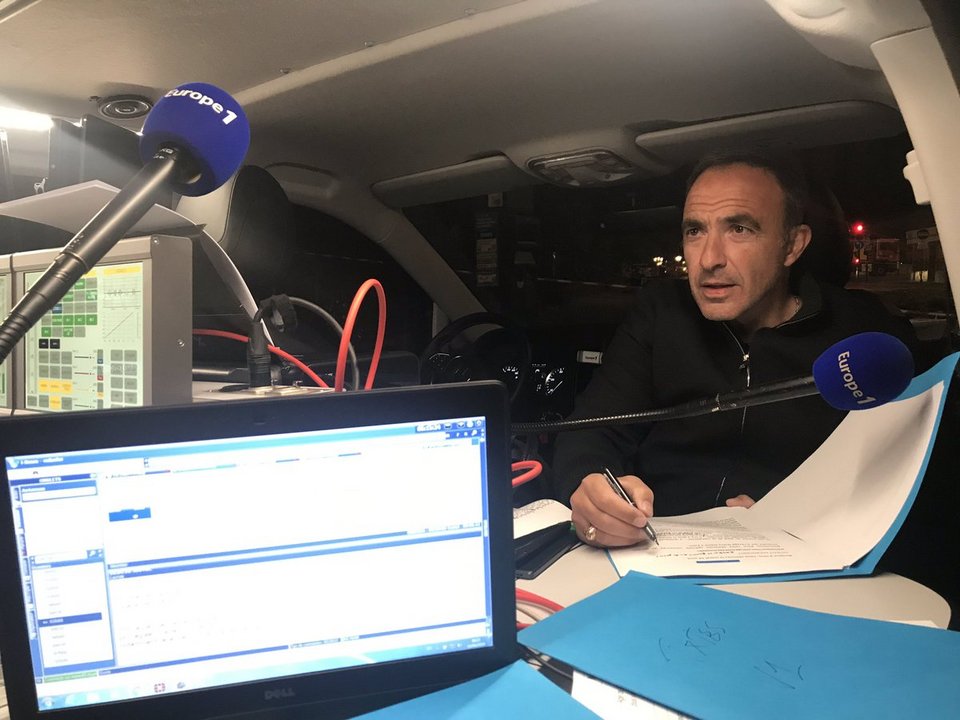 Ο Νίκος Αλιάγας ζωντανά στο γαλλικό ραδιόφωνο την επομένη της καταστροφής της Παναγιάς των Παρισίων