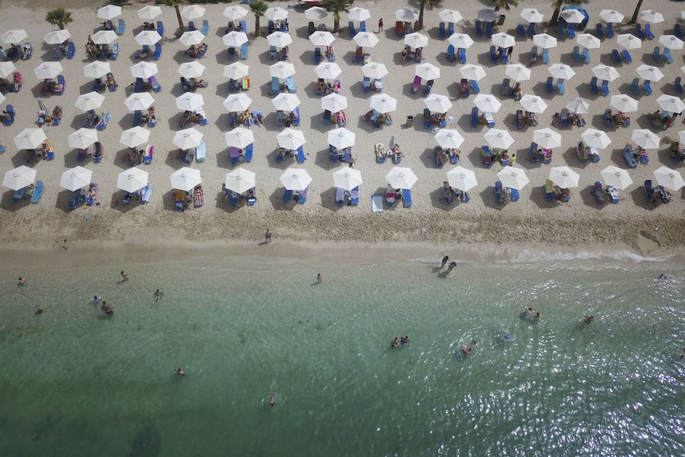 Σε παράταξη, αλλά με αποστάσεις οι ξαπλώστρες και οι ομπρέλες στον Άλιμο την Κυριακή