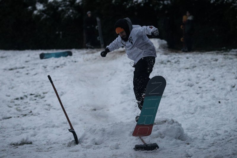 Εκαναν snowboard στο πάρκο Ελευθερίας