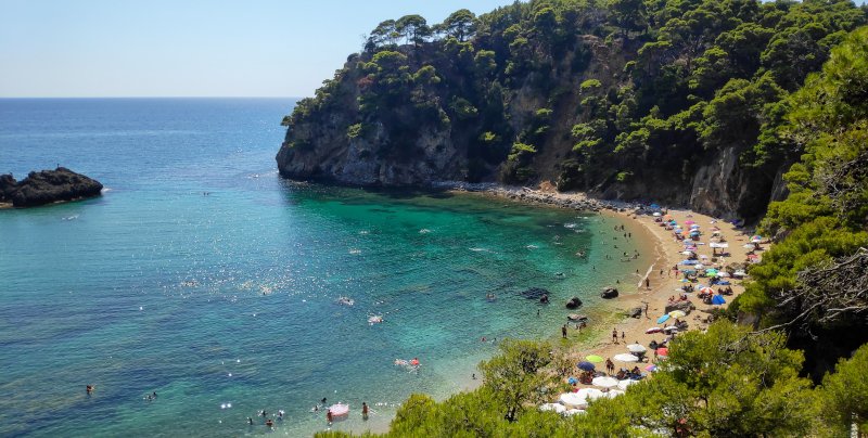 Το Αλωνάκι στην Πρέβεζα είναι μια γραφική παραλία με γαλάζια και πράσινα νερά / Φωτογραφία: Shutterstock