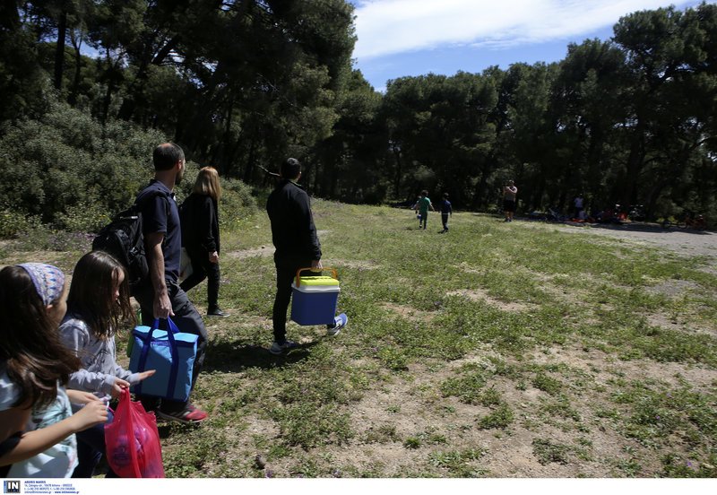 Το Αλσος Συγγρού επέλεξαν οικογένειες για να κάνουν πικ νικ ανήμερα της Πρωτομαγιάς