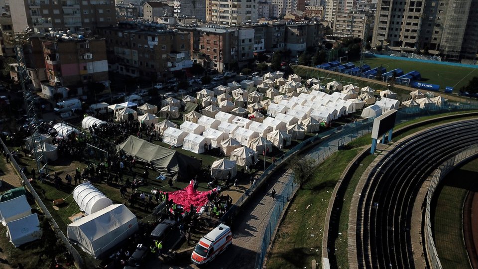 Σκηνές σε γήπεδο στο Δυρράχιο