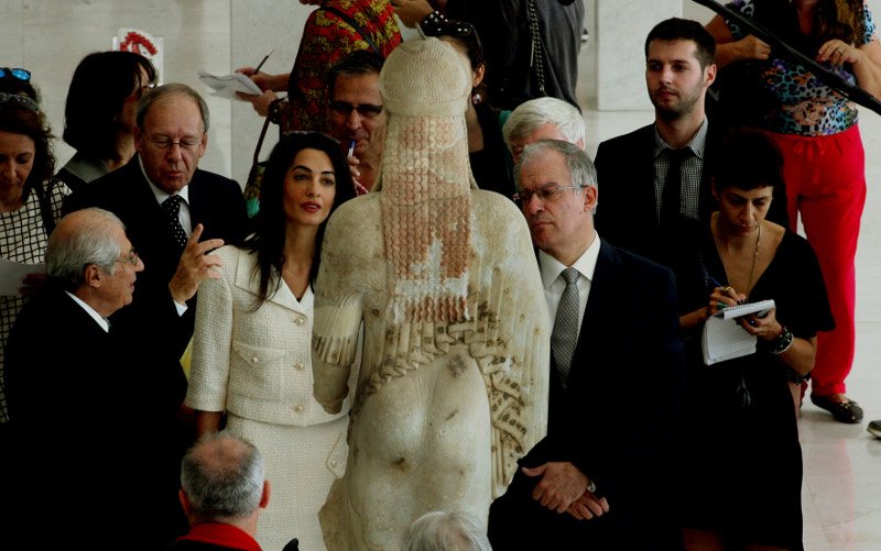 Εκθαμβη στο Μουσείο της Ακρόπολης ανάμεσα στον Δημήτρη Παντερμαλή και τον Κώστα Τασουλα / Φωτογραφία Τατιάνα Μπόλαρη Eurokinissi
