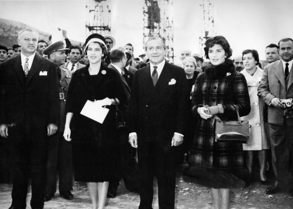 Δεκέμριος του 1960 με τον Σταύρο Νιάρχο και την Ευγενία Νιάρχου (δεξιά της) και τον υπουργό Μεταφορών Στέφανο Συριώτη (αριστεραά) στην Ελευσίνα στην παρουσίαση του τάνκερ «World Hope» / Αp Images