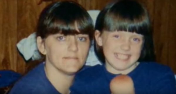 Η Άμπερ με τη μαμά της / Φωτογραφία: YouTube