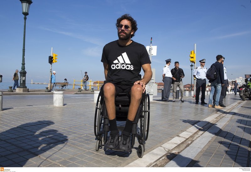 Ενας νέος άνδρας με αναπηρικό αμαξίδιο