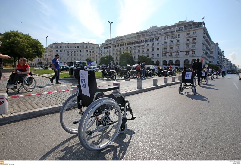 Τα αμαξίδια μπροστά στην Αριστοτέλους