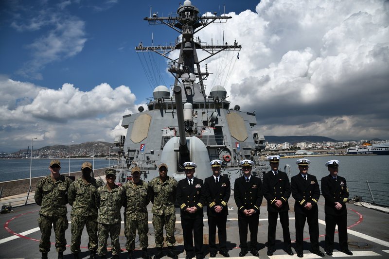 Μέλη του πληρώματος του USS Mitscher ποζάρουν με καμάρι στο φακό