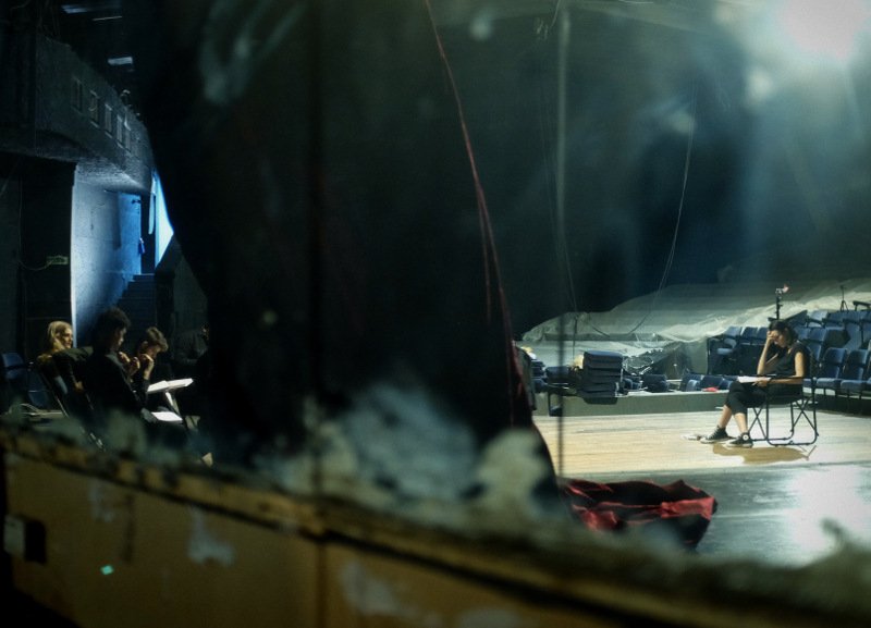 γυναικα καθεται στο θεατρο 