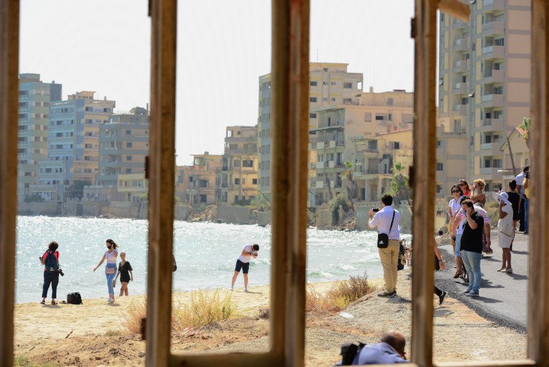 Το μερικό άνοιγμα του παραλιακού μετώπου του Βαρωσίου ήταν ανάμεσα στα θέματα που κυριάρχησαν στην προεκλογική περίοδο /Φωτογραφία: AP Photo/Nedim Enginsoy