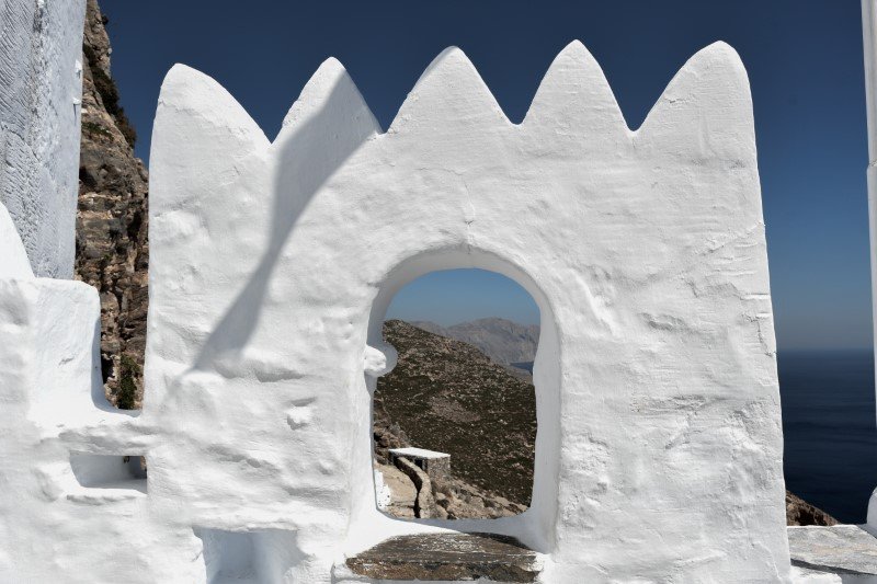 Στο εσωτερικό του κτιρίου βρίσκονται αψίδες βυζαντινές ή οξυκόρυφες, κτισμένες από πωρόλιθο από τη Μήλο