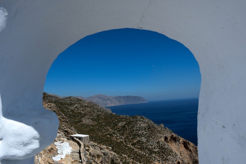 Το κτίριο έχει οχτώ επίπεδα τα οποία επικοινωνούν μεταξύ τους με κλιμακοστάσια κτισμένα ή λαξευμένα στο βράχο